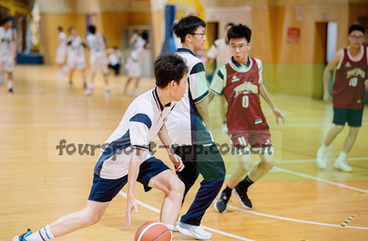 哨声响起 球鞋摩擦出刺耳声响  
篮球划出弧线 砸中篮筐边缘弹起
