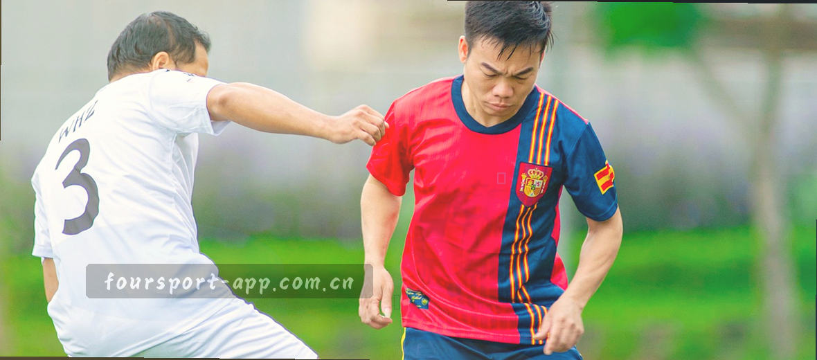 山影渐渐落进翻开的书页 墨香轻绕指尖